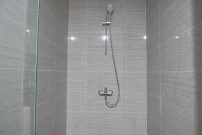 Spacious And Nice 2Br At Hillcrest House Apartment