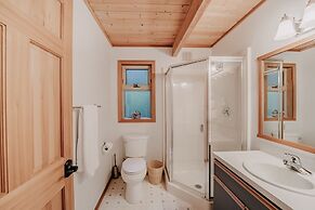 75sl - Wifi - Bbq - Pets Ok - Sleeps 6 2 Bedroom Home by RedAwning