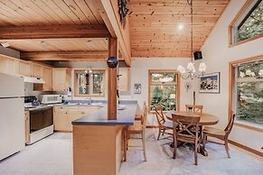 75sl - Wifi - Bbq - Pets Ok - Sleeps 6 2 Bedroom Home by RedAwning