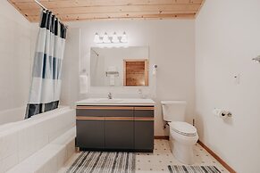 75sl - Wifi - Bbq - Pets Ok - Sleeps 6 2 Bedroom Home by RedAwning