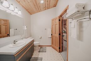 75sl - Wifi - Bbq - Pets Ok - Sleeps 6 2 Bedroom Home by RedAwning