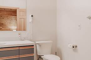 75sl - Wifi - Bbq - Pets Ok - Sleeps 6 2 Bedroom Home by RedAwning