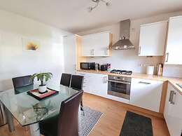 Boutique 3-bed Home with Free Parking in Glasgow