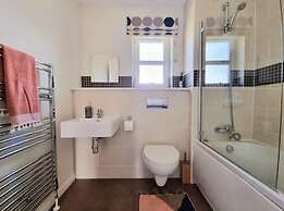 Boutique 3-bed Home with Free Parking in Glasgow