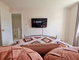 Boutique 3-bed Home with Free Parking in Glasgow