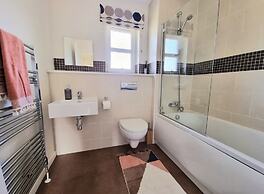 Boutique 3-bed Home with Free Parking in Glasgow