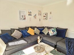 Boutique 3-bed Home with Free Parking in Glasgow