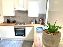 Spacious 2-bed Apartment With Hot tub and Parking