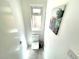 Spacious 2-bed Apartment With Hot tub and Parking