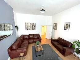 Spacious 2-bed Apartment With Hot tub and Parking