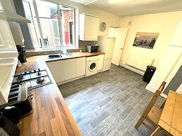 Spacious 2-bed Apartment With Hot tub and Parking