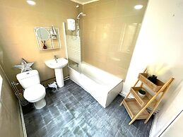 Spacious 2-bed Apartment With Hot tub and Parking