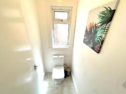 Spacious 2-bed Apartment With Hot tub and Parking