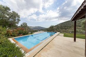 Splendid Villa Surrounded by Nature Near Milas-bodrum Airport