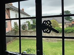 Delightful 4BD Home Full of Flair Edenbridge Kent