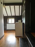 Delightful 4BD Home Full of Flair Edenbridge Kent