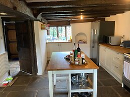 Delightful 4BD Home Full of Flair Edenbridge Kent