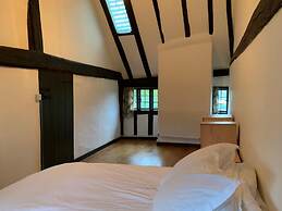 Delightful 4BD Home Full of Flair Edenbridge Kent