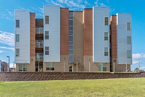 Spacious 2BR Suite W/patio Near Iowa State