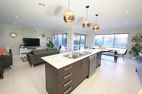 Designer Decor Home 8Bed WilliamsLanding