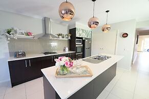 Designer Decor Home 8Bed WilliamsLanding