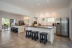 Casa Maria Curacao. Luxury 6 Bedroom Villa Next to Supermarket & Jan T