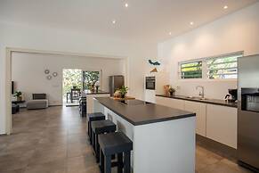 Casa Maria Curacao. Luxury 6 Bedroom Villa Next to Supermarket & Jan T