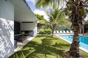 Casa Maria Curacao. Luxury 6 Bedroom Villa Next to Supermarket & Jan T