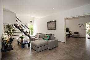 Casa Maria Curacao. Luxury 6 Bedroom Villa Next to Supermarket & Jan T