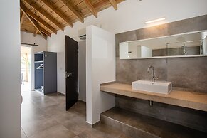 Casa Maria Curacao. Luxury 6 Bedroom Villa Next to Supermarket & Jan T