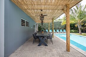 Casa Maria Curacao. Luxury 6 Bedroom Villa Next to Supermarket & Jan T