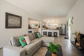 Casa Maria Curacao. Luxury 6 Bedroom Villa Next to Supermarket & Jan T