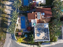 Lovely 7 Bedroom Villa !!