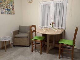Astrinos Apt Simple, Cosy, Comfortable, Near the Beach
