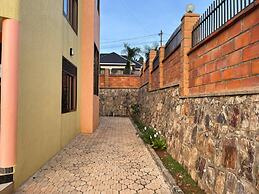 Room-nshuti Spacious Quiet Rm For Short