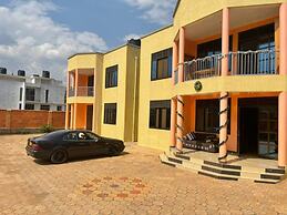 Room-nshuti Spacious Quiet Rm For Short