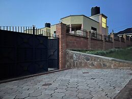 Room-nshuti Spacious Quiet Rm For Short