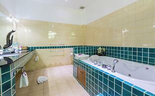 Luxury Four Bed Villa Jasmine, Infinity Pool, Full Staff , Chef and Br