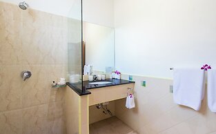 Luxury Four Bed Villa Jasmine, Infinity Pool, Full Staff , Chef and Br