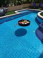 Luxury Four Bed Villa Jasmine, Infinity Pool, Full Staff , Chef and Br