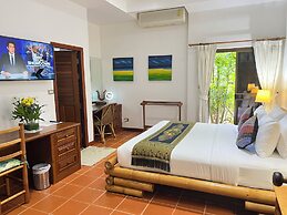 Luxury Four Bed Villa Jasmine, Infinity Pool, Full Staff , Chef and Br