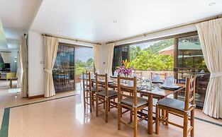 Luxury Four Bed Villa Jasmine, Infinity Pool, Full Staff , Chef and Br