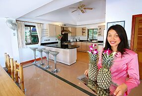 Luxury Four Bed Villa Jasmine, Infinity Pool, Full Staff , Chef and Br