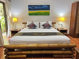 Luxury Four Bed Villa Jasmine, Infinity Pool, Full Staff , Chef and Br