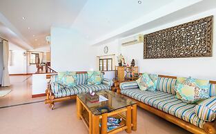 Luxury Four Bed Villa Jasmine, Infinity Pool, Full Staff , Chef and Br