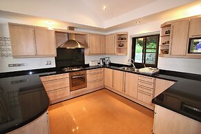 Luxury Four Bed Villa Jasmine, Infinity Pool, Full Staff , Chef and Br