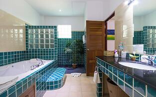 Luxury Four Bed Villa Jasmine, Infinity Pool, Full Staff , Chef and Br