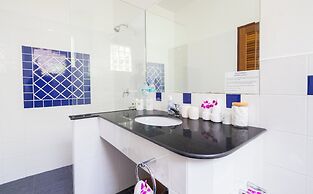 Luxury Four Bed Villa Jasmine, Infinity Pool, Full Staff , Chef and Br