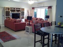 Private Luxurious Salt Water Pool Villa Situated In Peaceful Upmarket 