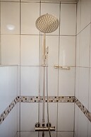 Elegant 2-bedroom Apartment 2 km From Eagle Beach